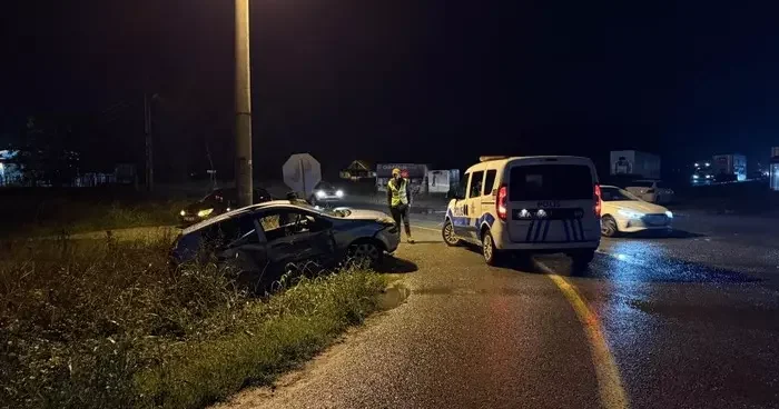Sakarya da iki otomobil çarpıştı: 3 yaralı