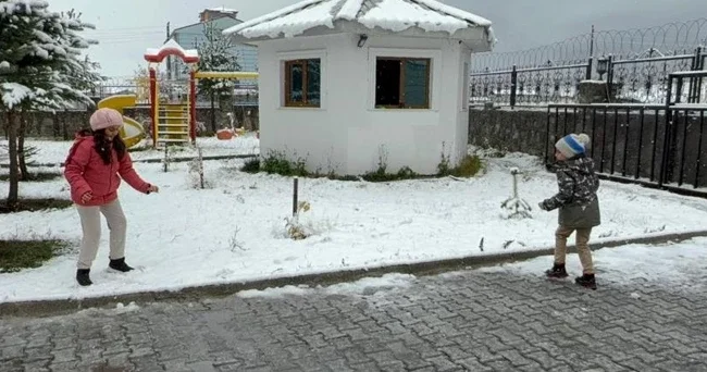 Hava sıcaklığı eksi 8 dereceye düştü! Kar yağışı başladı Karın keyfini çocuklar çıkardı