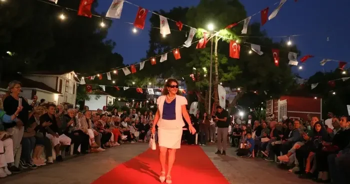 Antalya da 60 yaş üstü öğrenciler podyumda mankenlere taş çıkardı