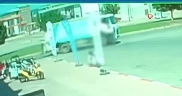 Çöp kamyonu yolun karşısına geçen yayayı ezdi