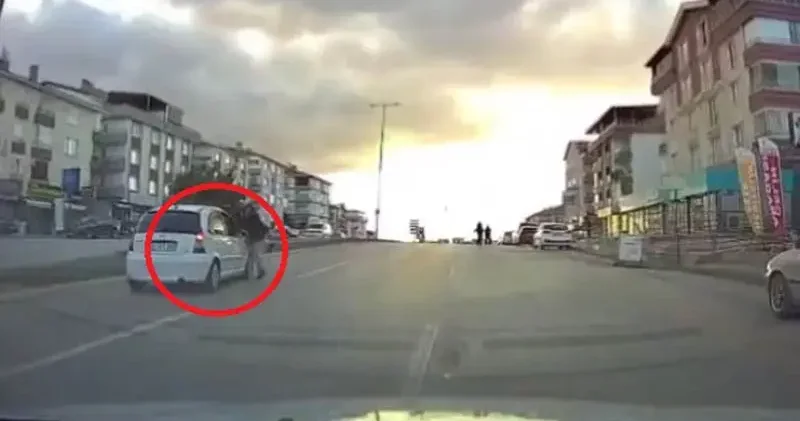 Yolun karşısına geçerken otomobilin çarptığı 2 kişi yaralandı; o anlar kamerada