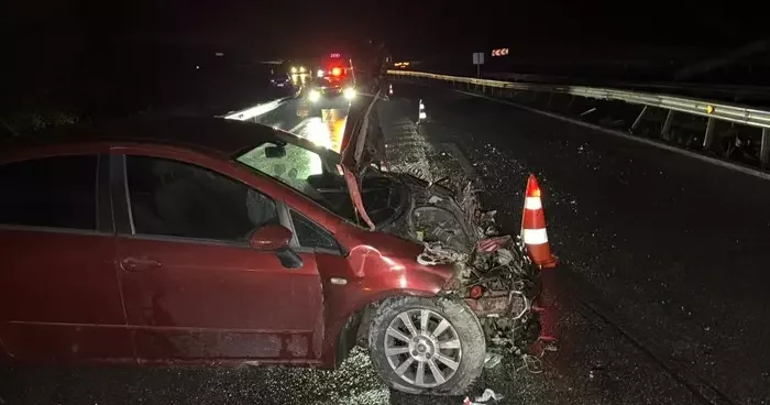 Düzce de otomobil bariyerlere çarptı: 1 yaralı