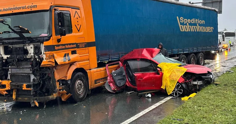 Kafa kafaya faciada can pazarı! Tırın altında kalan otomobilden sağ çıkan olmadı