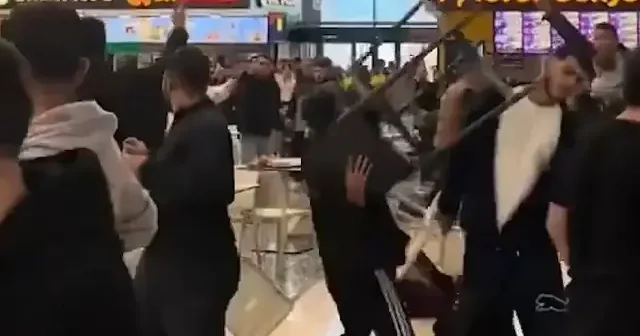 AVM yemek katında ne bakıyorsun kavgası: Sandalyeler havada uçuştu VİDEO İZLE
