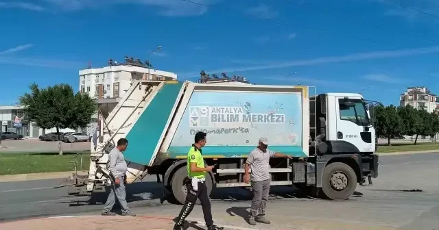 Yolun karşısına geçen yaya çöp kamyonunu altında kaldı Antalya Haberleri