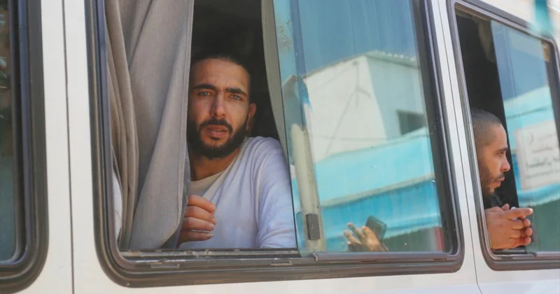 Soykırımcı İsrail, serbest bırakılması beklenen Filistinli tutukluların ailelerinin seyahat etmelerini engelledi