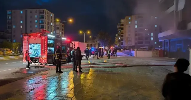 Çorum da bir AVM nin deposunda çıkan yangın ekiplerin müdahalesiyle söndürüldü Gündem Haberleri