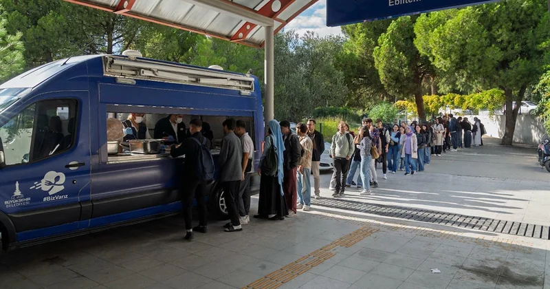 Üniversiteliler ücretsiz yemek kuyruğunda Sözcü Gazetesi