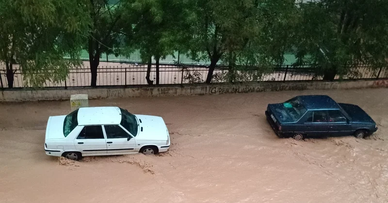 Adıyaman’da sağanak: Araçlar suya gömüldü, caddeleri su bastı