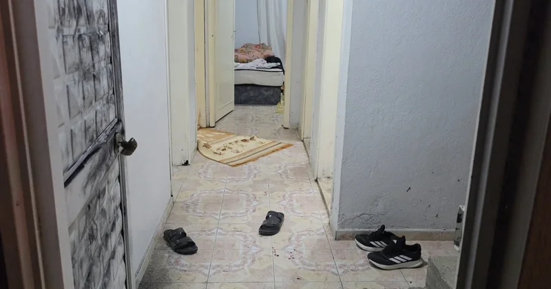 Kozan da kasklı saldırgan ev sahibini bacağından vurdu