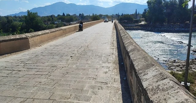Anadolu nun bilinen İlk Roma köprüsüne sprey boyayla yazılama yapıldı Adana Haberleri