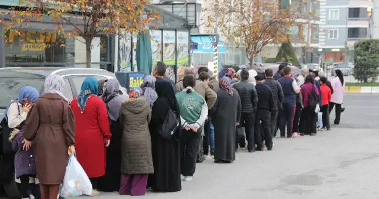 Fiyatı 40 TL ye düştü! Vatandaş metrelerce kuyruk oluşturdu: Çoluk çocuk yiyeceğiz