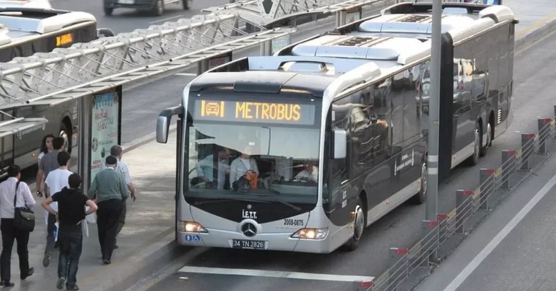 Metrobüsler için yeni karar! Özel günlerde değişebilir…
