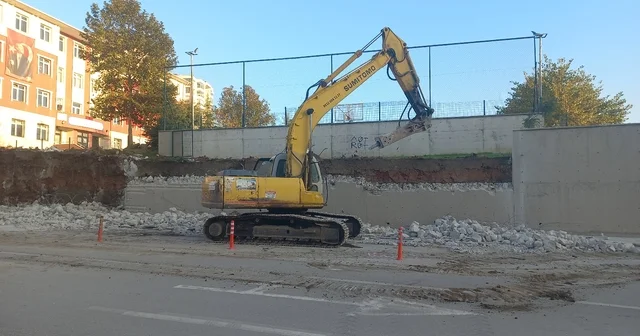 Edirne de devrilme tehlikesi taşıyan okul duvarı yenileniyor Edirne Haberleri