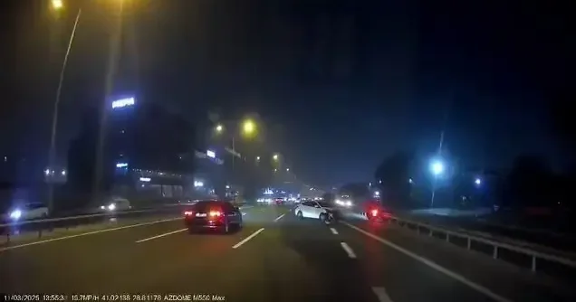 Küçükçekmece de otoyolda savrulan otomobil bariyerlere çarptı; kaza kamerada