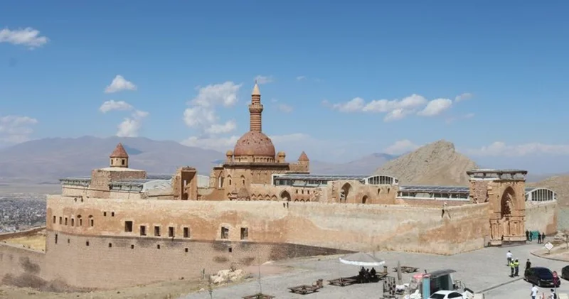 Ağrı daki İshak Paşa Sarayı nda ara tatil yoğunluğu yaşanıyor