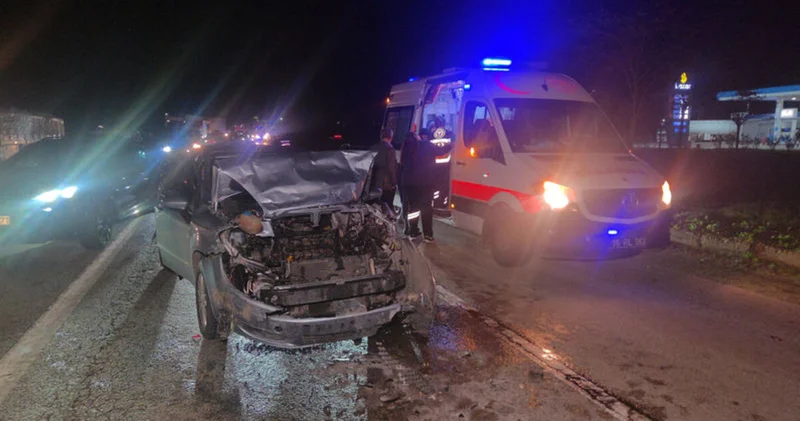 Bursa da otomobilin kırmızı ışıkta bekleyen araca çarptığı kazada 5 kişi yaralandı