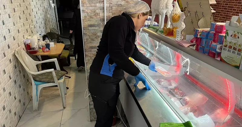 Kasap dükkanında korkunç manzara! Zabıtalar bile şoke oldu: Ben hiçbir işletmede böyle bir şey görmedim ya!