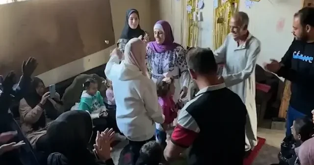 Yıkıntılar arasında dünyaya ders: Gazzeli öğrenciler enkazda zafer kutladı VİDEO İZLE