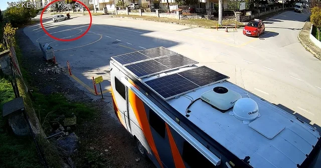 Ehliyetsiz sürücünün çarptığı motosikletteki kurye yaralandı; kaza kamerada Bursa Haberleri