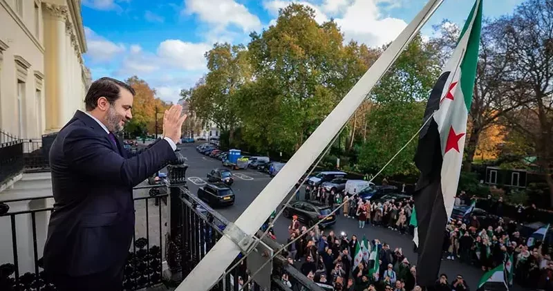 Suriye bayrağı, Londra da göndere çekildi