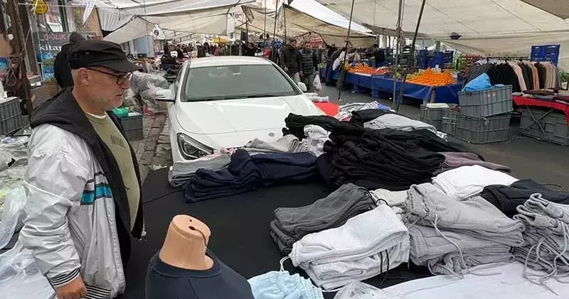 Avcılar da pazarda unutulan araçlar nedeniyle esnaf tezgah açamadı