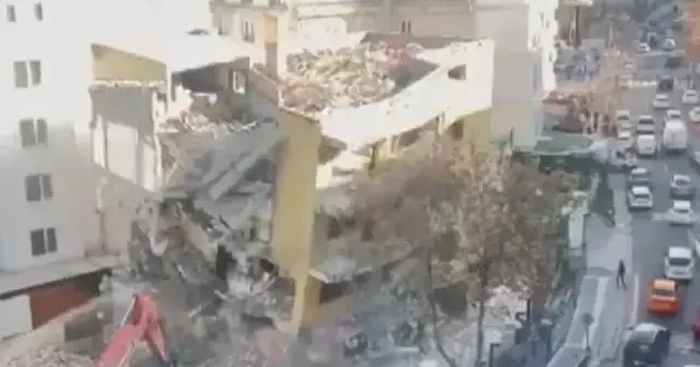 Başkentte ‘kontrollü yıkım’ kontrolden çıktı: araçların üzerine moloz yağdı VİDEO İZLE