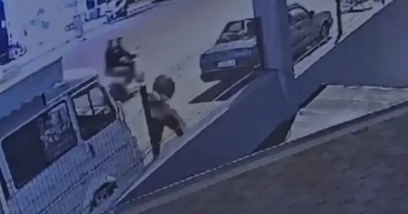 Alanya’da kaldırımdan geçen kadına yumruk ve bıçaklı saldırı güvenlik kamerasında