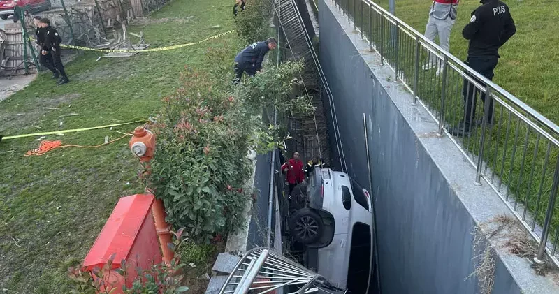 Bahçelievler de otomobil araçlara çarparak yaklaşık 5 metreden düştü