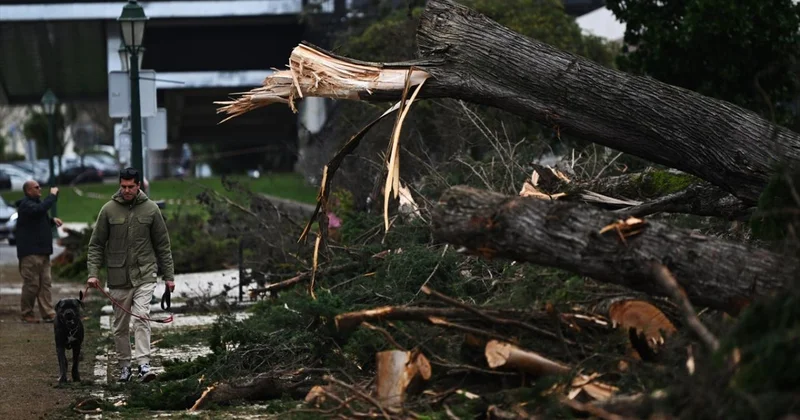 Portekiz de kötü hava şartları nedeniyle 2 kişi öldü