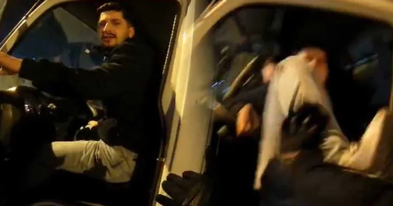 Şehir magandası trafiği birbirine kattı! “Canım sıkkın” diyerek motosikletliyi darbetti