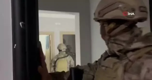 Uyuşturucu baskını film sahnelerini aratmadı: Klozete döktüler, saklamaya çalıştılar