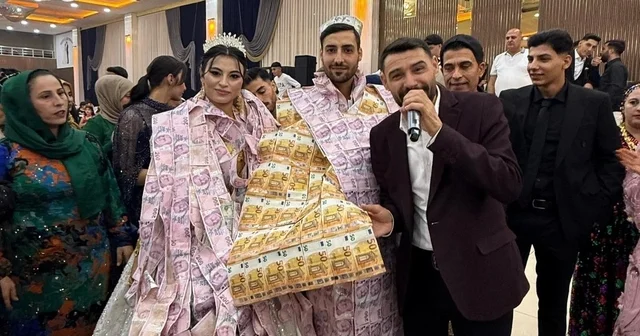 Düğünde gelin ve damada paradan yelek giydirip, taç taktılar Mardin Haberleri