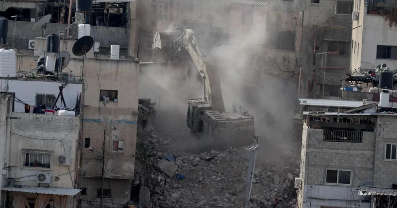 İşgalci İsrail ordusu Batı Şeria da 5 kişilik Filistinli ailenin evini yıktı