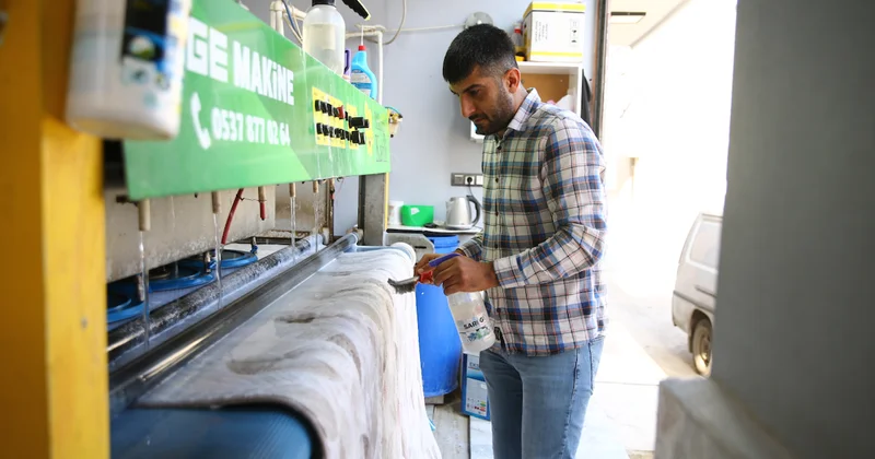 Yıkamak için aldığı halının içinden çıkanları görünce hemen telefona sarıldı Sözcü Gazetesi