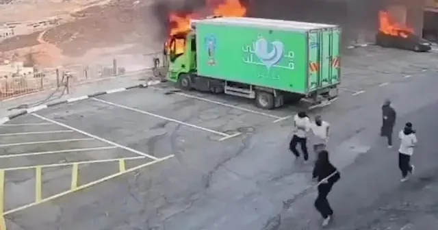 İsrailli terörist grup Tepe Gençliği Batı Şeria daki Filistinlilerin çalıştığı fabrikaya saldırıp etrafı ateşe verdi VİDEO İZLE