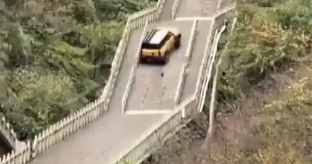 Çin de test aracı tarihi yapıya zarar verdi VİDEO İZLE