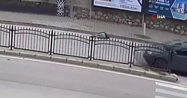 Yaya geçidinde geçen yayalara araba çarptı! Feci kazada 1 kişi hayatını kaybetti