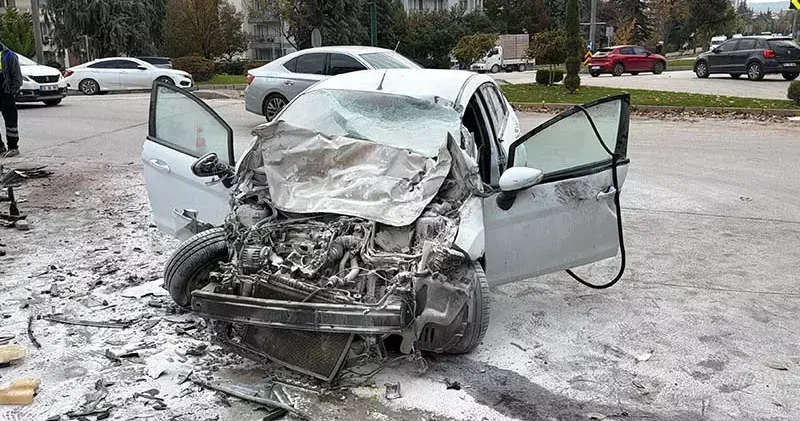 Kamyona çarpan otomobilin sürücüsü öldü