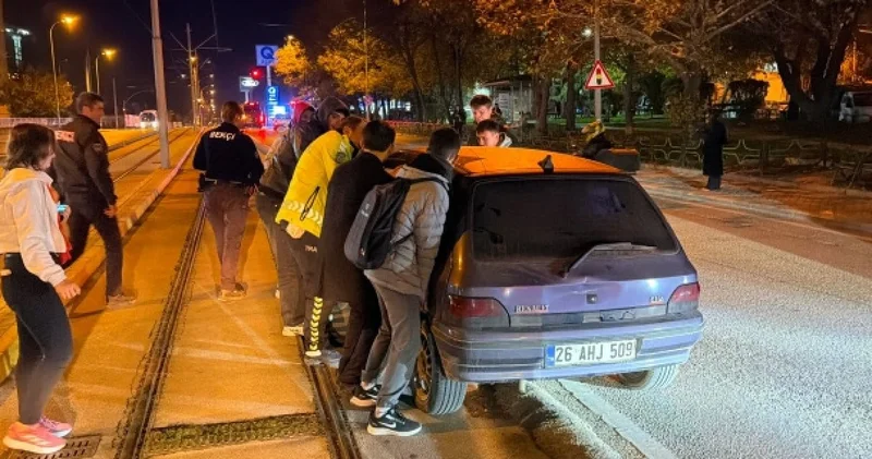 Tramvay yolunu kilitledi: Alkol testini de reddedince ehliyetini kaptırdı
