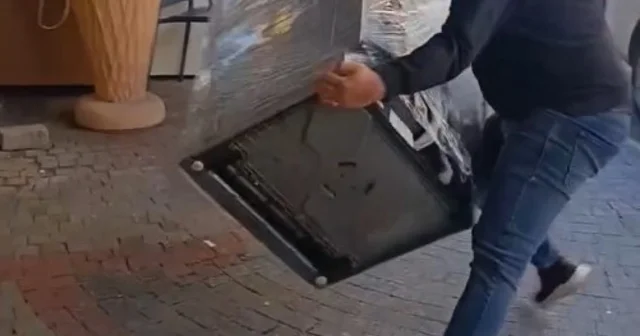 Satın aldığı bulaşık makinesi teşhir ürünü çıkınca mağazanın önüne attı Aydın Haberleri