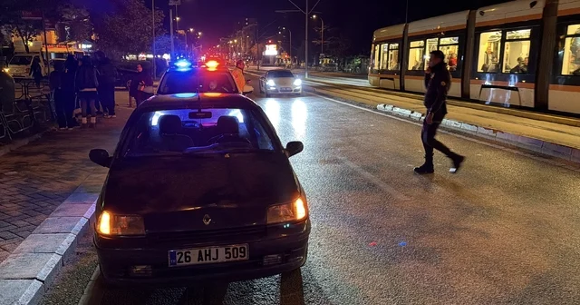 Tramvay yoluna giren otomobil çevredekilerin yardımıyla çıkarıldı, sürücüye ceza uygulandı Eskişehir Haberleri