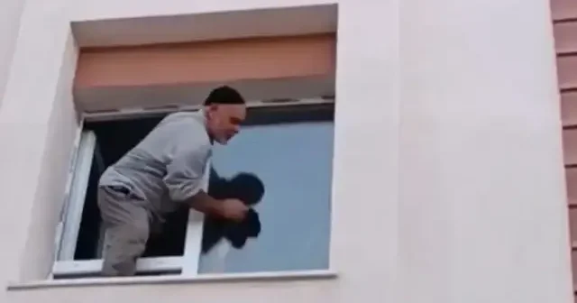 Evinin camlarını silerken görüntülenen yaşlı adam: Avradı seviyorsan camını sileceksin VİDEO İZLE