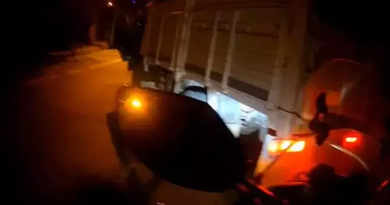 Arnavutköy de canım sıkkın diyen kamyonet şoförü, motosikletliyi darbetti