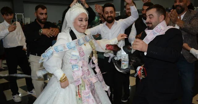 Artvin de damada arkadaşlarından canlı tavuk ve horoz sürprizi Düğünde damada takı töreninde arkadaşları tarafından horoz ve tavuk hediye edildi Artvin Haberleri