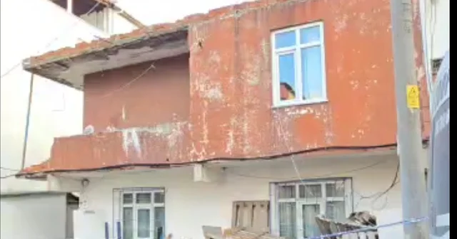 Balkon duvarının bir bölümü yıkılan 2 katlı bina boşaltıldı Kocaeli Haberleri