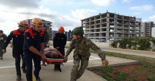 Dağın zirvesinde fenalaşınca ekiplerin kurtarmak için seferber olduğu adam hayatını kaybetti 4 kişilik yürüyüş ekibinde fenalaştı, helikopterle alındı ancak kurtarılamadı Antalya Haberleri