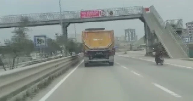 Sol şeritte 100 kilometre hızla ilerleyen hafriyat kamyonu hayrete düşürdü Hatay Haberleri