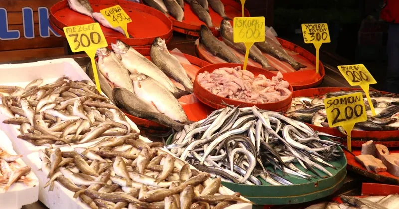 Balık tezgahları karıştı: Hamsi 50 TL ye düşerken levrek 450 TL ye dayandı Sözcü Gazetesi