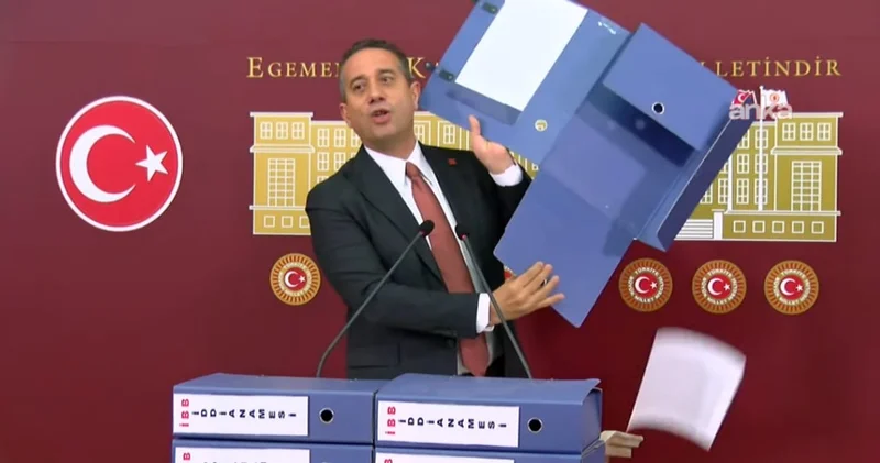 Son Dakika Ali Mahir Başarır İBB iddianamesinde delil yok dedi İçi boş klasörleri gösterip tek tek fırlattı